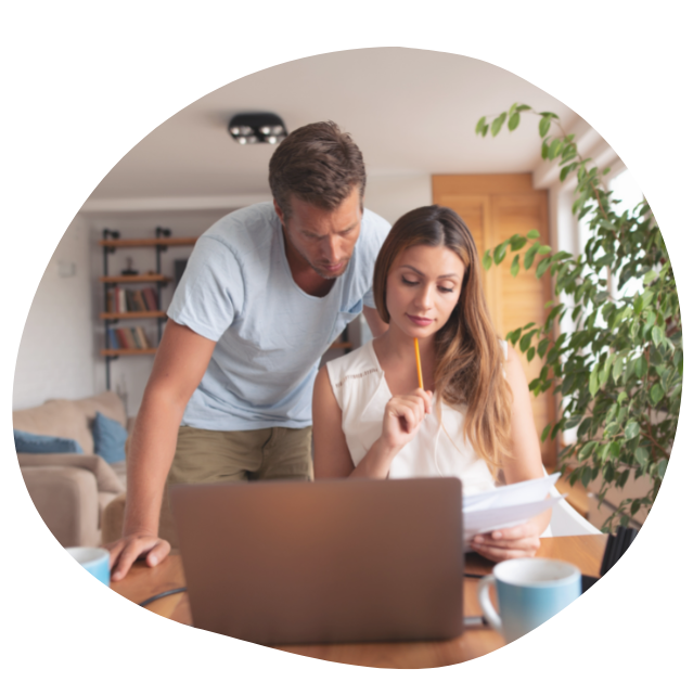 Pareja revisando sus finanzas tranquilamente desde casa